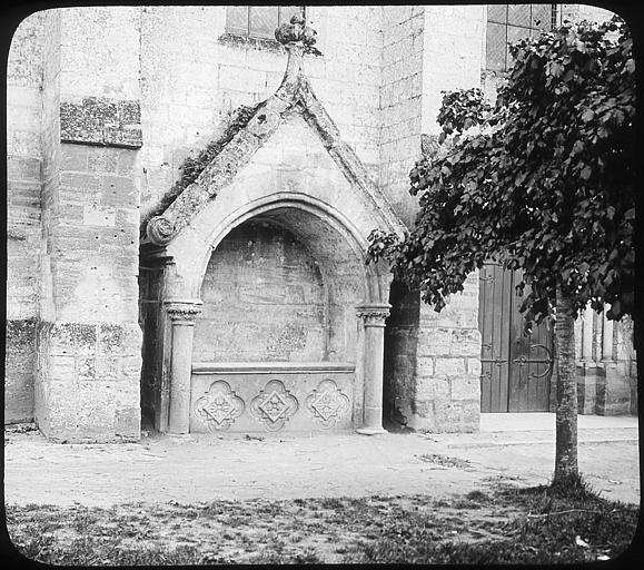 Extérieur du transept nord, tombeau
