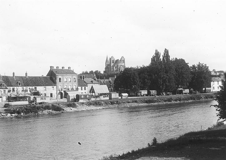 Vue générale prise des bords de l'Oise