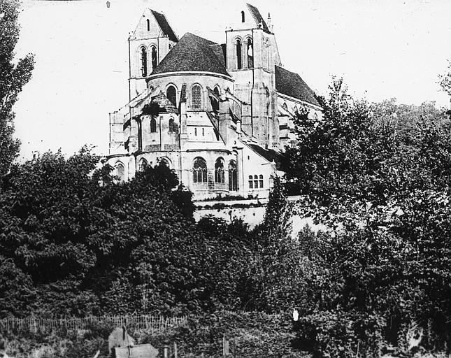 Chevet de l'église vu de l'est