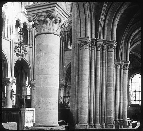 Eglise, détail des piliers de la nef