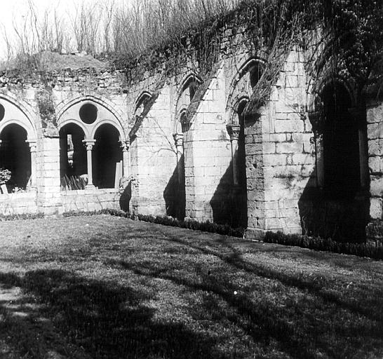 Galeries du cloître vues de l'extérieur, vue partielle