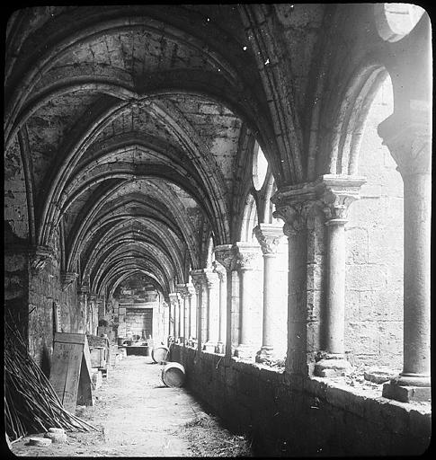 Cloître : galerie vue vers l'est