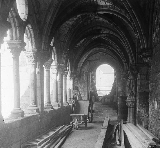 Cloître : galerie nord vue vers l'ouest