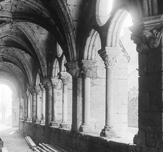 Vue intérieure d'une galerie du cloître