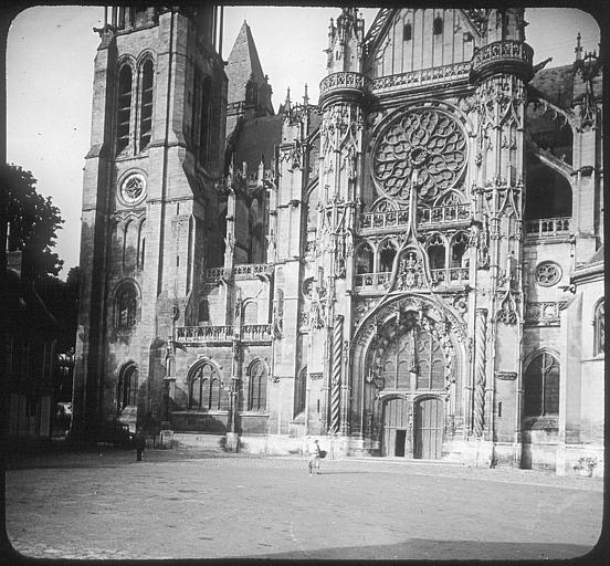 Vue partielle du portail du transept sud