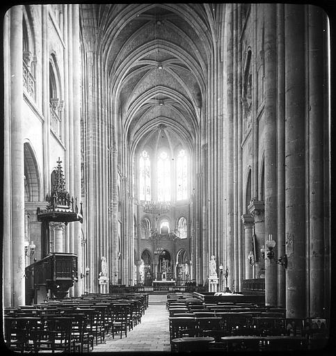 Vue intérieure de la nef et du choeur