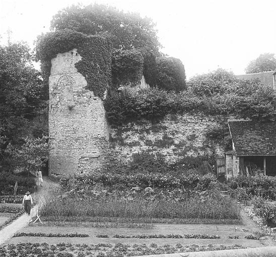 Jardin au pied des murailles