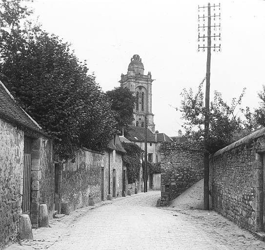 La tour vue d'une ruelle