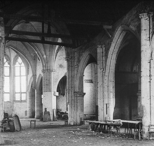 Vue intérieure, restes de l'installation du marché