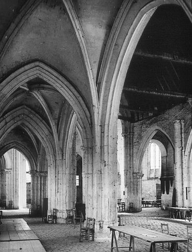 Vue intérieure, restes de l'installation du marché