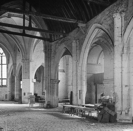 Vue intérieure, restes de l'installation du marché