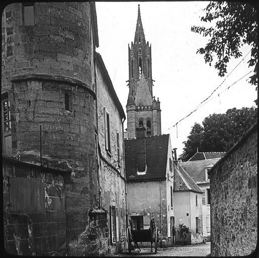 Tours de la cathédrale vues de la place