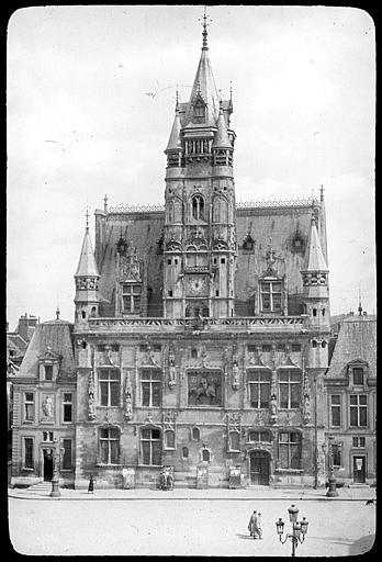 Façade vue du fond de la place