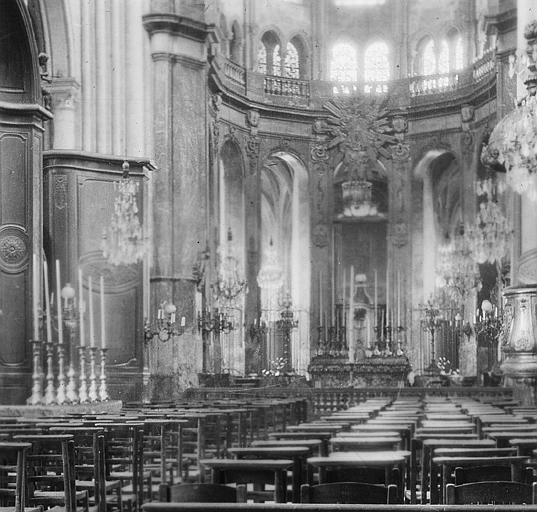 Vue intérieure de la nef et du choeur