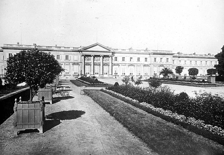 Façade sur le petit parc