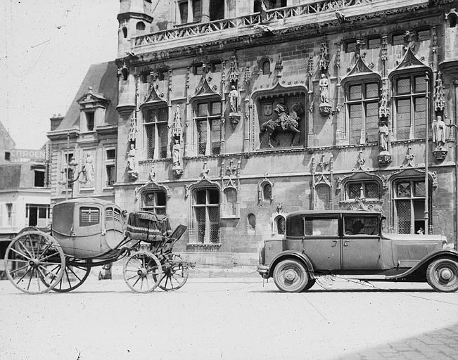 Vue partielle de la façade, présentation d'une berline Directoire