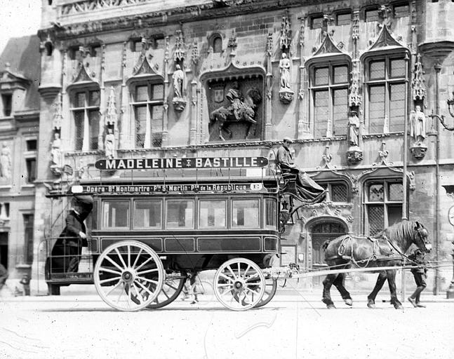 L'omnibus Madeleine Bastille arrivant au musée pris devant l'Hôtel de Ville