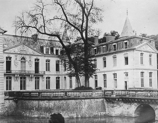 Vue partielle du château prise des jardins