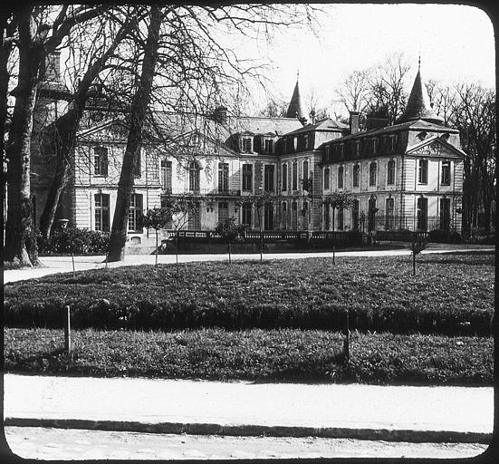 Vue d'ensemble de la façade sur la cour d'honneur