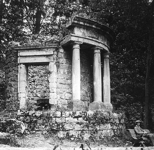 Dans le parc, temple de la Philosophie