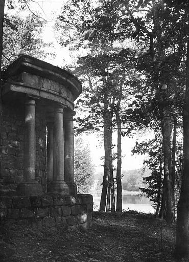 Dans le parc, temple de la Philosophie