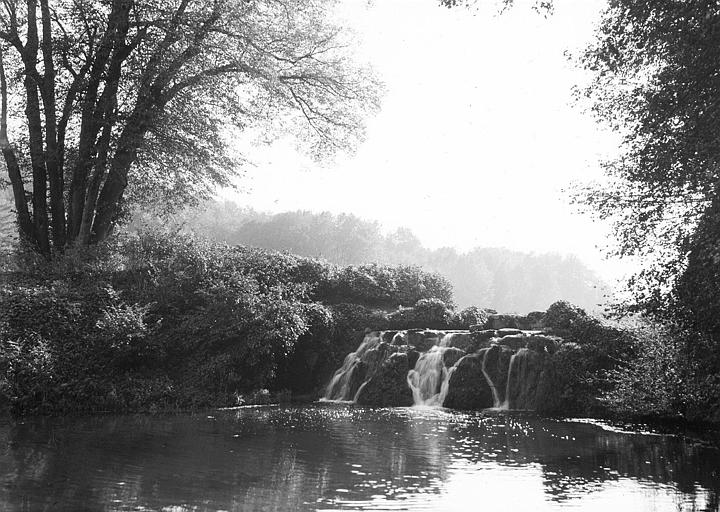 Cascade dans le parc