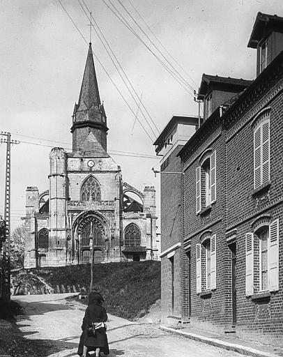 Façade et clocher pris du bourg à l'ouest