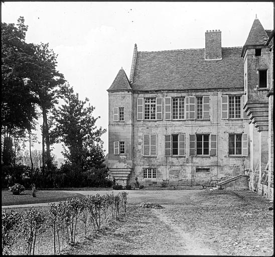 Vue exterieure, façade de l'aile latérale