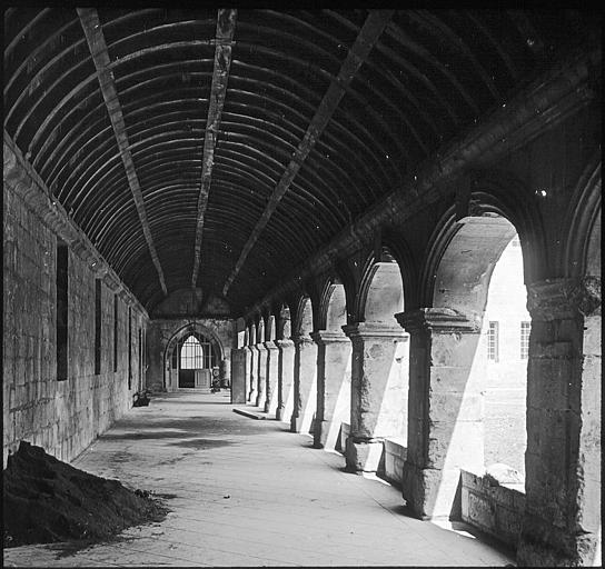 Intérieur d'une galerie du cloître