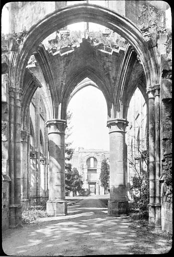 Colonnes du choeur de l'église et fond de la nef vus de l'emplacement de l'ancienne chapelle absidiale