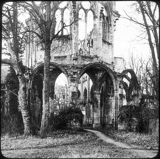 Eglise, ruines du choeur vues du sud-est