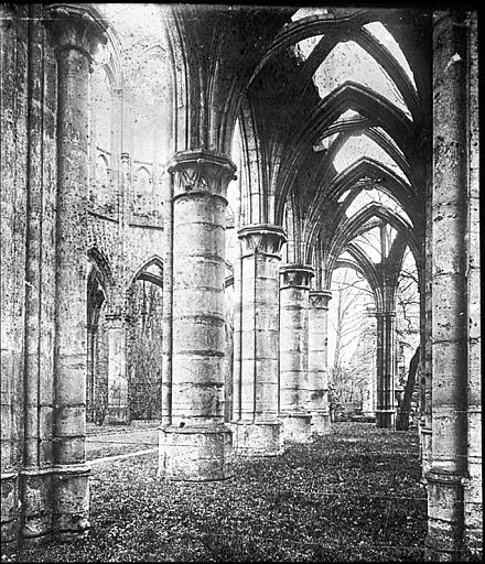 Intérieur de l'église, l'ancien déambulatoire côté sud