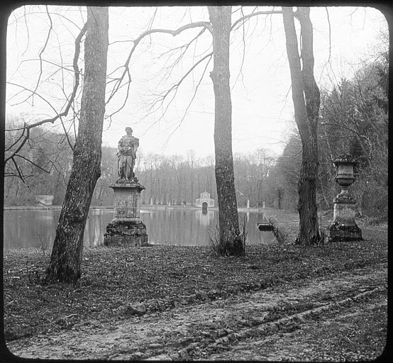 Statues près de la pièce d'eau