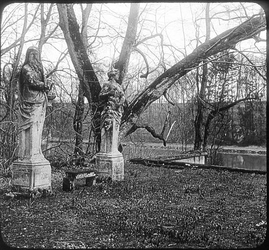 Statues près de la pièce d'eau