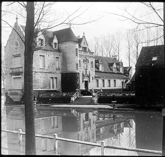 Pavillon d'entrée vu de l'intérieur de la cour