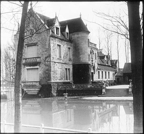 Pavillon d'entrée vu de l'intérieur de la cour