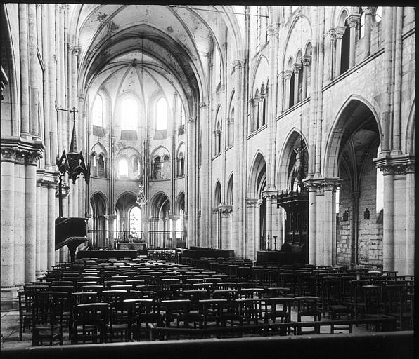 Vue intérieure de la nef et du choeur