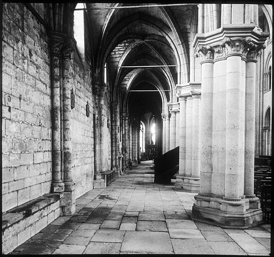 Bas-côté nord vu du fond de l'église