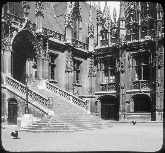 Façade de l'entrée, grand escalier