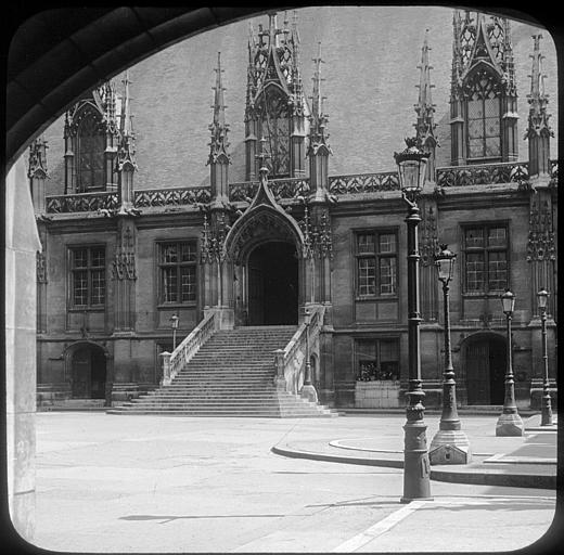 Façade de l'entrée, grand escalier