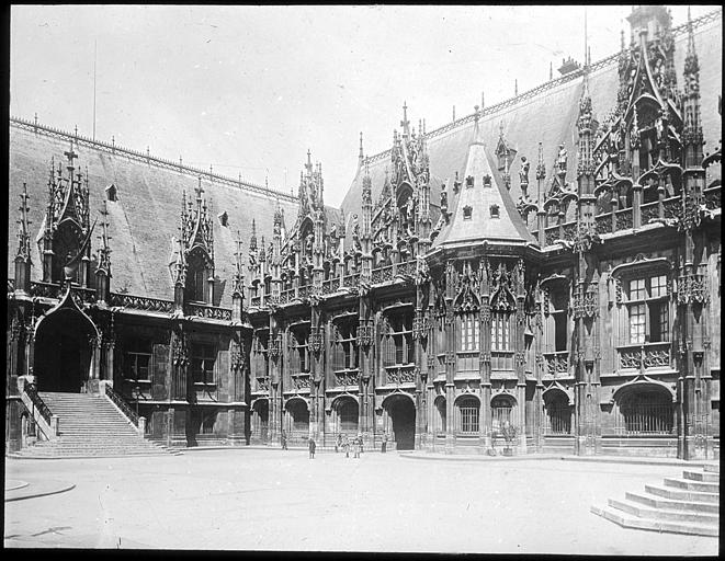 Vue générale de la façade principale sur la cour