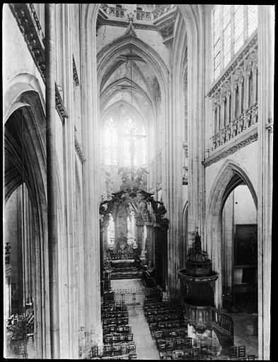 Intérieur, vue générale de la nef prise d'en-haut