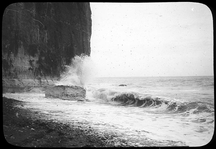 La mer au pied des falaises