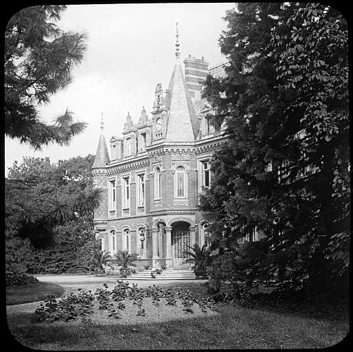 Façade principale, l'entrée