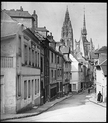 Le clocher vu d'une rue