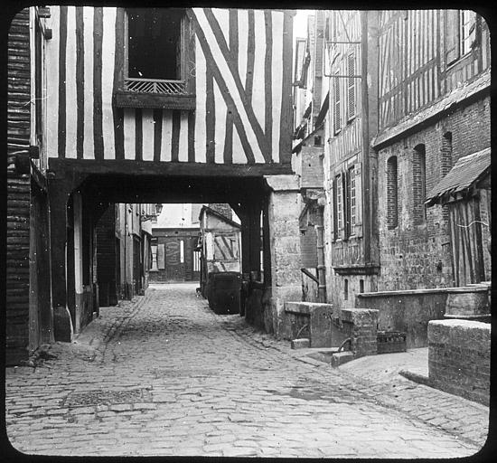 Rue passant sous le premier étage