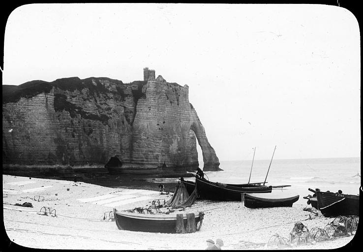Falaises, vue d'ensemble de la porte d'Amont et de la plage