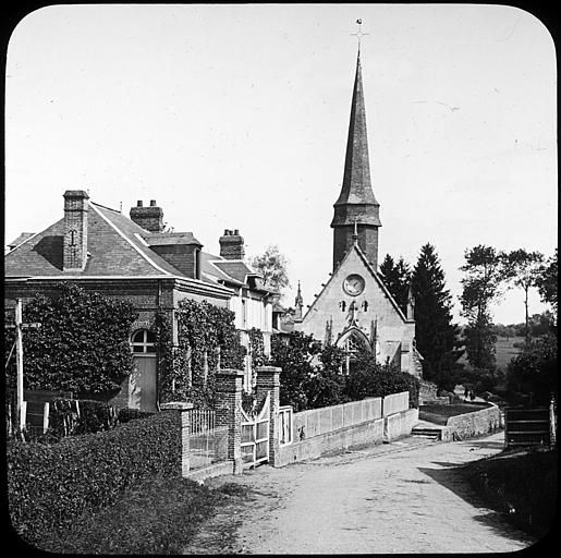 La façade ouest et les maisons proches