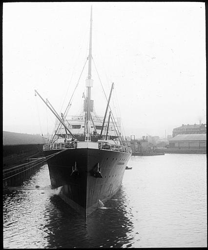 Proue d'un cargot au bassin des Transatlantiques (descente de la Seine sur 'La Perle' fin octobre)