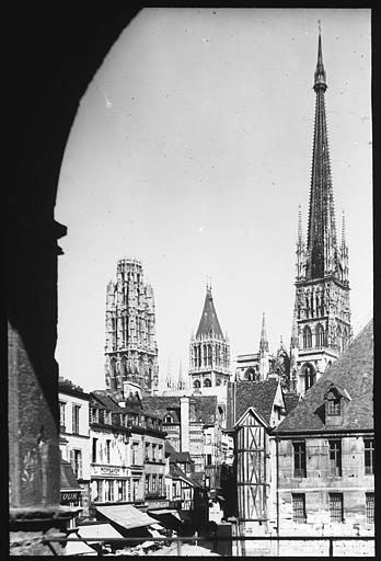 Rue donnant sur la cathédrale